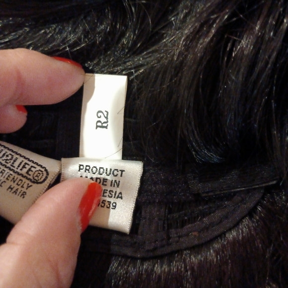 Wispy Cut Wig by Hairdo. - Picture 9 of 11